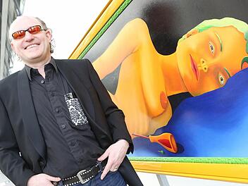 Ralf Metzenmacher vor seinem Werk "Das 500er Möhrchen". Foto: Matthias Hoch