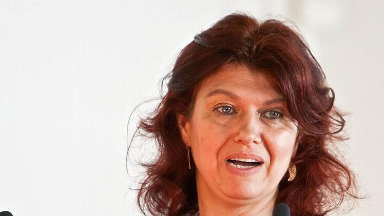 Juryvorsitzende Claudia Ott bei ihrer Ansprache in der Großen Hofstube der Veste Coburg.Fotos: Jochen Berger