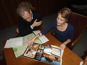 Alisa Schweiger zeigt Bürgermeister German Hacker ihr Fotobuch. Fotos: Michael Busch