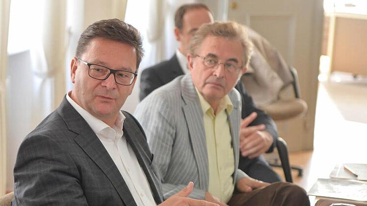 Jürgen Dziumbla (links) stellte den Entwurf im Beisein von dem Denkmalschutz verpflichteten Vereins-Vertretern vor, Foto: Ronald Rinklef
