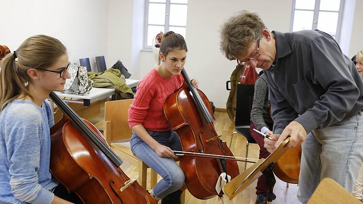 Die Cellistinnen verfolgen gespannt, wie ihnen Achim Melzer die Feinheiten von Sibelius' "Finlandia" erklärt. Foto: Matthias Hoch