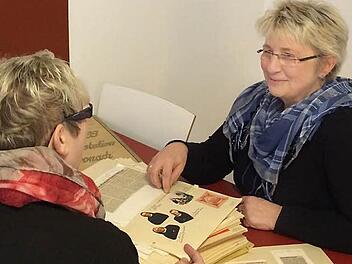 Christine Setale (rechts) war die erste weltliche Pflegerin in Kronach. Mit Caritas-Kreisgeschäftsführerin Cornelia Thron blickt sie zurück. Foto: Corinna Igler