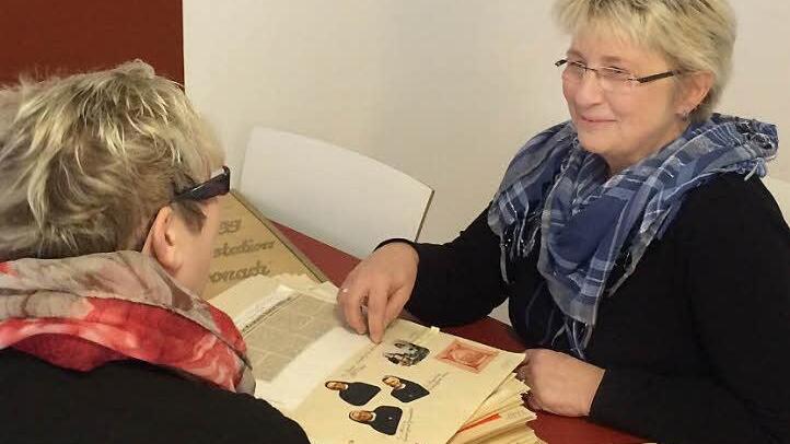 Christine Setale (rechts) war die erste weltliche Pflegerin in Kronach. Mit Caritas-Kreisgeschäftsführerin Cornelia Thron blickt sie zurück. Foto: Corinna Igler