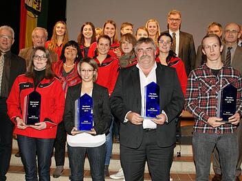 Die Ehrenpreise: Sportler des Jahres wurden die Erste Damen-Mannschaft der Korbballabteilung des TV Haßfurt, die Keglerin Janine Wehner (vorne, Dritte von rechts) und Kickboxer Dirk Schmidt (vorne, rechts). Für sein Lebenswerk im Sport wurde Josef Raab (vorne, Zweiter von rechts) ausgezeichnet. Mit im Bild sind die Vertreter des BLSV und der Kommunen.  Fotos: Sabine Weinbeer