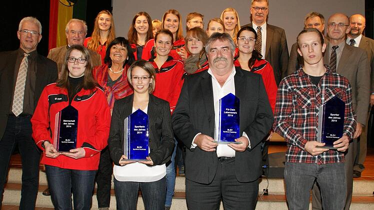 Die Ehrenpreise: Sportler des Jahres wurden die Erste Damen-Mannschaft der Korbballabteilung des TV Haßfurt, die Keglerin Janine Wehner (vorne, Dritte von rechts) und Kickboxer Dirk Schmidt (vorne, rechts). Für sein Lebenswerk im Sport wurde Josef Raab (vorne, Zweiter von rechts) ausgezeichnet. Mit im Bild sind die Vertreter des BLSV und der Kommunen.  Fotos: Sabine Weinbeer