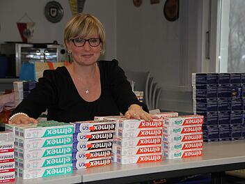 Jede einzelne Zahnpastatube: Polizeihauptmeisterin Carolin Rahn zählt die geklaute Ware, die in Bad Brückenau gefunden wurde. Foto: Ulrike Müller