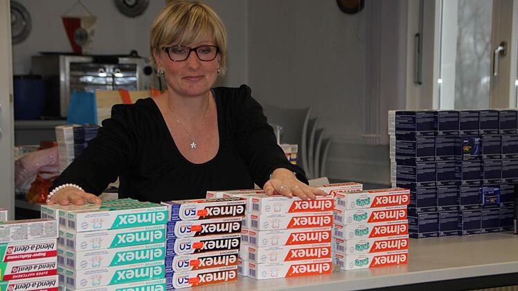 Jede einzelne Zahnpastatube: Polizeihauptmeisterin Carolin Rahn zählt die geklaute Ware, die in Bad Brückenau gefunden wurde. Foto: Ulrike Müller