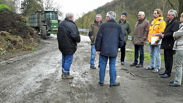 Vom schlechten Zustand der Zufahrt zur Kompostieranlage &uuml;berzeugten sich (von links) P&auml;chter Otmar Ramming, die Gemeinder&auml;te Manfred Reitmeier, Emil Lauterbach, Herwig Neumann und Helmut K&uuml;fner, Detlef Zenk von der Abfallberatung am Landratsamt, B&uuml;rgermeister Werner Diersch und Gemeinder&auml;tin Marion Hartmann. Foto: Dieter H&uuml;bner