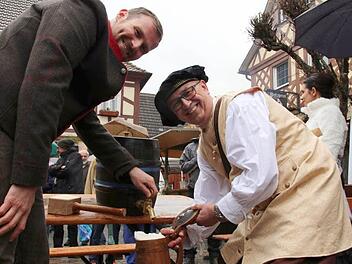 Bürgermeister Martin Mittag beim Bieranstich auf dem Seßlacher BierfestBettina Knauth