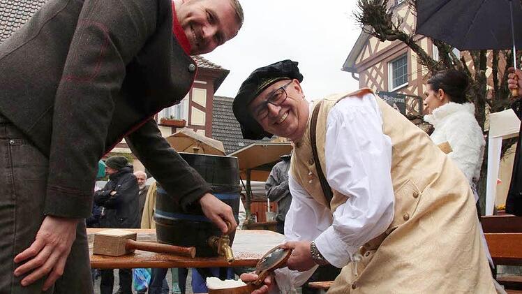 Bürgermeister Martin Mittag beim Bieranstich auf dem Seßlacher BierfestBettina Knauth