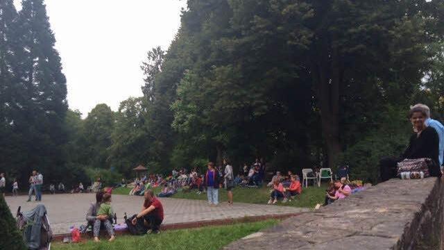 Rund um das Festivalgelände hatten jede Menge Zaungäste Picknick-Decken und -Körbe mitgebracht. Foto: Kerstin Väth