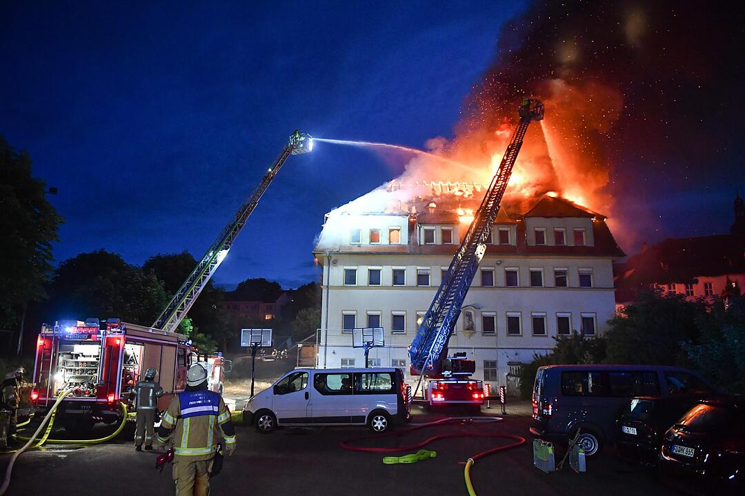 Großeinsatz in der Bamberger Altstadt: Dachstuhl am Jakobsplatz brennt
