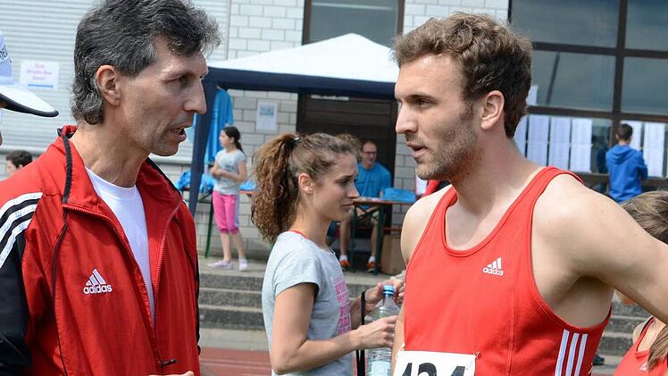 Der gebürtige Hausener Peter Müller (links) ist seit 1990 hauptamtlicher Trainer bei der TSH und hat seinen Sportlern - hier Kai Bauer - Trainingspläne für die Zeit seiner Abwesenheit erstellt. Foto: Archiv