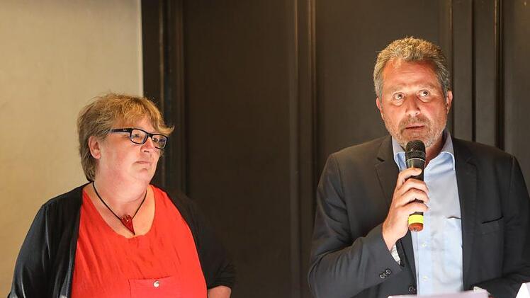 Dass allein in der Blaich 200 bis 300 neue Wohnungen entstehen könnten, meint Udo Petzoldt von der Baugenossenschaft. Links Katharina Steffen vom Mieterverein. Foto: Barbara Herbst