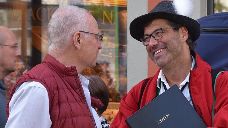 Michael Knörnschild (links) und Rainer Möbus (Roßfelder Musikanten) im Gespräch- es ging natürlich um Blasmusik.Foto: Gabi Arnold