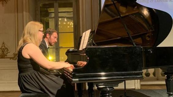 Karolina Halbig  mit ihrem  Pianisten-Kollegen Davide Rinaldi beim Weihnachtskonzert. Foto: Vincent Monteil