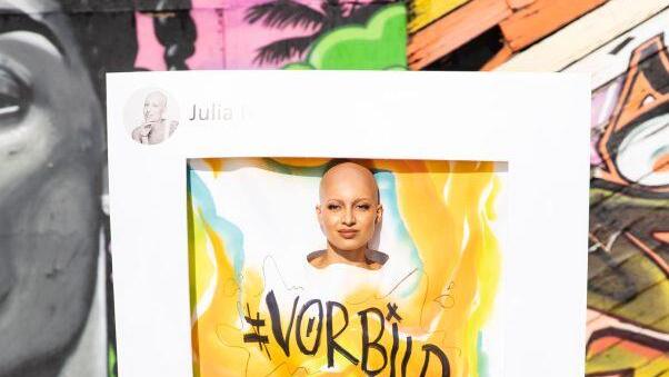 In der Social-Media-Woche galt es, sein persönliches Hashtag zu gestalten. Julia möchte gerne Vorbild sein.  Foto: ProSieben/Sven Doornkaat