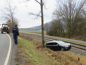 Im Landkreis Kulmbach kam ein 60-J&auml;hriger mit dem Auto von der Stra&szlig;e ab und kam auf den Bahngleisen zum Liegen.