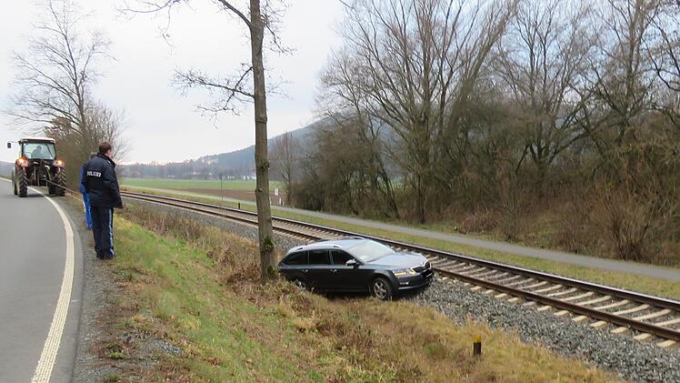 Im Landkreis Kulmbach kam ein 60-J&auml;hriger mit dem Auto von der Stra&szlig;e ab und kam auf den Bahngleisen zum Liegen.