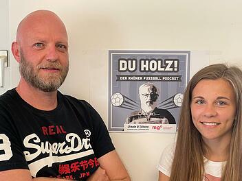Unser Bild zeigt Alexander Pfülb mit seinem ersten Interview-Gast Annika Graser vor dem Logo des Rhöner Fußball-Podcasts "Du Holz".  Foto: Sebastian Schmitt