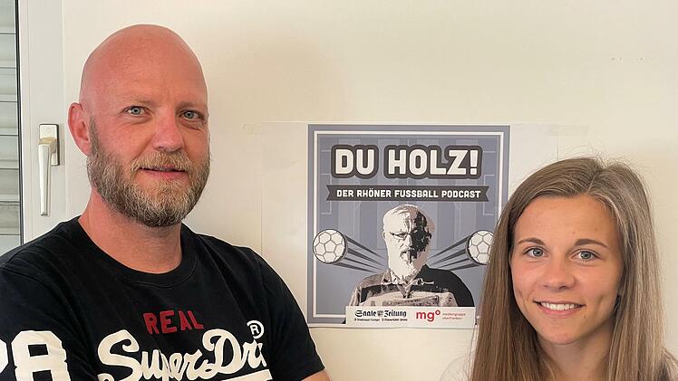 Unser Bild zeigt Alexander Pfülb mit seinem ersten Interview-Gast Annika Graser vor dem Logo des Rhöner Fußball-Podcasts "Du Holz".  Foto: Sebastian Schmitt