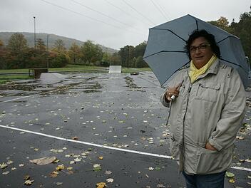 MSC-Vorsitzende Sonja Hippler am sogenannten Skaterplatz am Schulzentrum R&ouml;mershag. Er ist ihrer Meinung nach nicht geeignet f&uuml;rs Kart-Training. Unter diesen Bedingungen k&ouml;nne man keinen dringend ben&ouml;tigten Nachwuchs gewinnen.