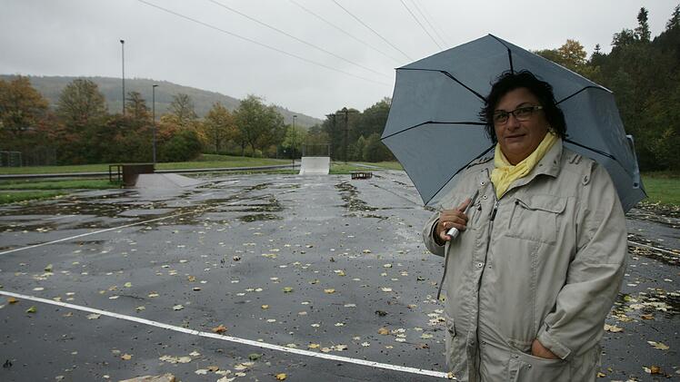 MSC-Vorsitzende Sonja Hippler am sogenannten Skaterplatz am Schulzentrum R&ouml;mershag. Er ist ihrer Meinung nach nicht geeignet f&uuml;rs Kart-Training. Unter diesen Bedingungen k&ouml;nne man keinen dringend ben&ouml;tigten Nachwuchs gewinnen.