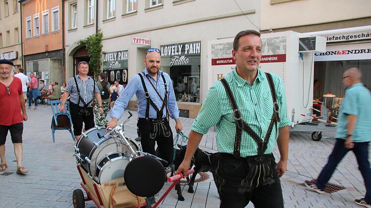 Fester Bestandteil des Höflesfestes ist, dass die Musikanten von Hof zu Hof ziehen, hier sind Mitglieder der Stammtischmusik Ballingshausen unterwegs. Foto: Ralf Ruppert