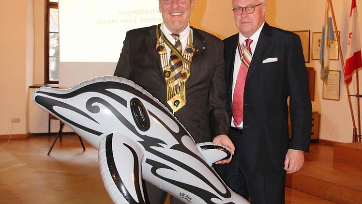 OB Norbert Kastner erhielt einen Delfin.