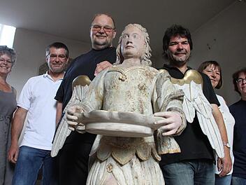Sie freuen sich, dass die Gärtenrother Kirche wieder einen Taufengel hat: (von links) Carmen Sesselmann vom Kirchenvorstand, Pfarrer Raimund Pretzer, Kulmbachs Kreisheimatpfleger Harald Stark, Restaurator Uwe Franke, Vertrauensfrau Brunhilde Marx und Astrid Reinhardt vom Kirchenvorstand.  Foto: Jürgen Gärtner