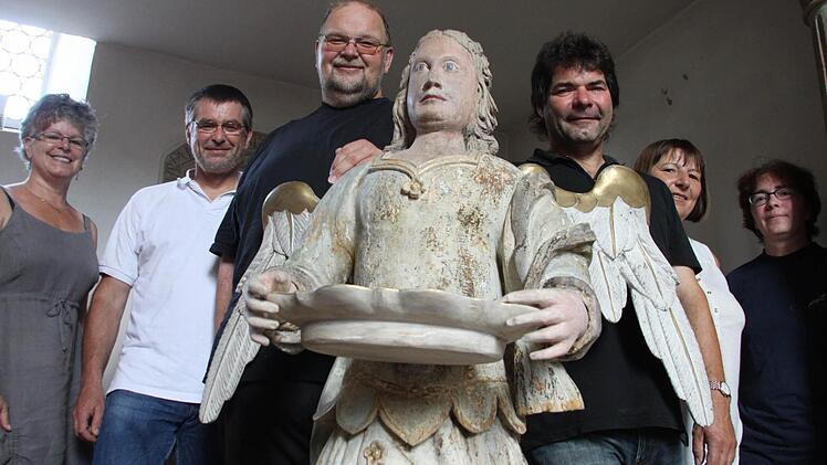 Sie freuen sich, dass die Gärtenrother Kirche wieder einen Taufengel hat: (von links) Carmen Sesselmann vom Kirchenvorstand, Pfarrer Raimund Pretzer, Kulmbachs Kreisheimatpfleger Harald Stark, Restaurator Uwe Franke, Vertrauensfrau Brunhilde Marx und Astrid Reinhardt vom Kirchenvorstand.  Foto: Jürgen Gärtner