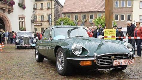 Ein Jaguar E-Type beim Start auf dem Marktplatz