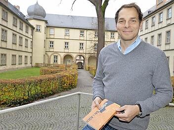 Ausgezeichnet: Martin Beyer hat vor Kurzem den Kunstförderpreis des Freistaats für seine "Mörderballaden" erhalten. Der Bamberger Autor sieht Preise als zweifache Entlastung an - in finanzieller und in psychologischer Hinsicht. Foto: Ronald Rinklef