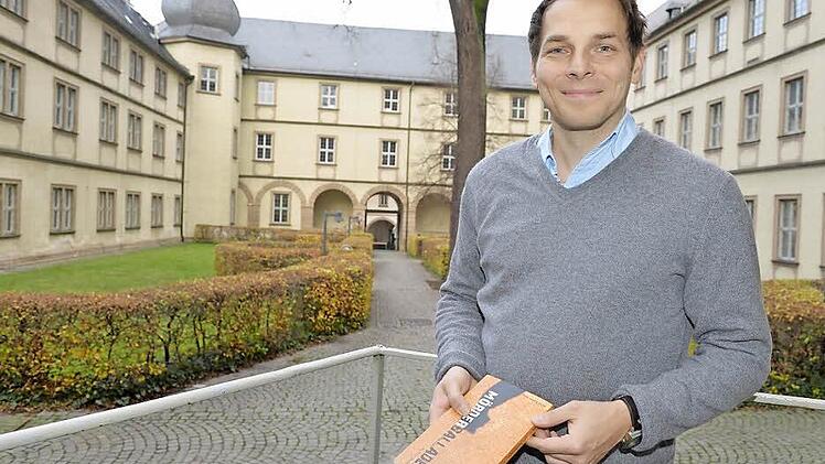Ausgezeichnet: Martin Beyer hat vor Kurzem den Kunstförderpreis des Freistaats für seine "Mörderballaden" erhalten. Der Bamberger Autor sieht Preise als zweifache Entlastung an - in finanzieller und in psychologischer Hinsicht. Foto: Ronald Rinklef