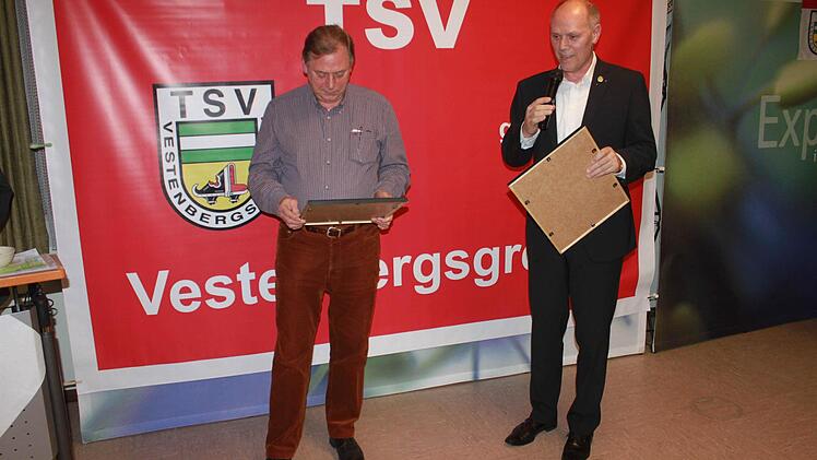 Martin (l.) und Adolf Wedel wurden mit der Ehrenmitgliedschaft überrascht.