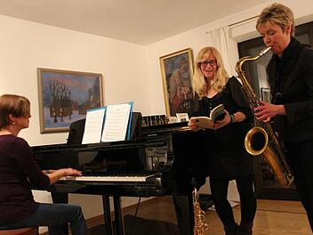 Doris Wiening (Piano), Ariane Ranger (Saxofon) und Gabriele Dörrfuß(Gesang) bei der letzten Probe vor der Premiere im Ratskeller am Freitag. Zu hören gibt es Lyrik und Jazz. Foto: Christian Bauriedel
