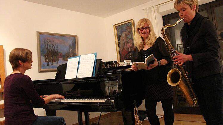 Doris Wiening (Piano), Ariane Ranger (Saxofon) und Gabriele Dörrfuß(Gesang) bei der letzten Probe vor der Premiere im Ratskeller am Freitag. Zu hören gibt es Lyrik und Jazz. Foto: Christian Bauriedel