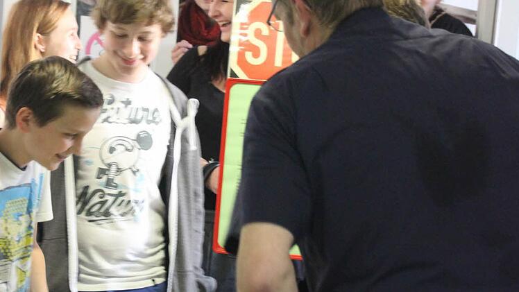 In Kisten werden die Gegenstände jedes Schülers gesammelt. Foto: Marco Meißner