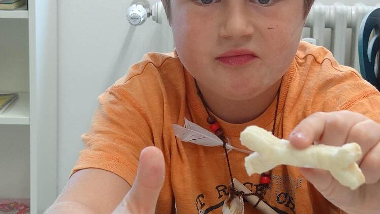 Der Knochen aus der Steinzeit schmeckt spitze, findet Paul. Auch wenn er beim Steinzeitfest der Stadtbibliothek mit Zuckerguss überzogen und aus Blätterteig hergestellt war.