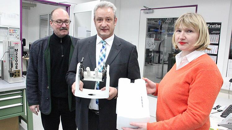 Claudia Weigelt, Werner Beuerlein und Jörg Schnitzler (von rechts) mit Gehäuseteilen für das Gerät, mit dessen Hilfe Kunststoff-Zahnfüllungen gemischt und herausgepresst werden Foto: Friedwald Schedel