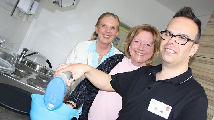 In der Küche des Mehrgenerationenhauses mit dessen Leiterin Iris Hönig und dem neuen Angestellten Bruno Pereira, dessen Stelle Müller mitfinanziert. Foto: Ralf Ruppert