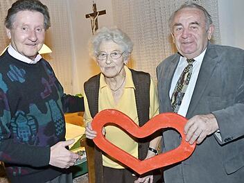 Maria Dauer hat ein Herz für arme Leute und spendete 500 Euro an 1000 Herzen. Dafür dankten Gerhard Burkert-Mazur (links) und Heinz Hausmann.  Foto: K.- H. Hofmann