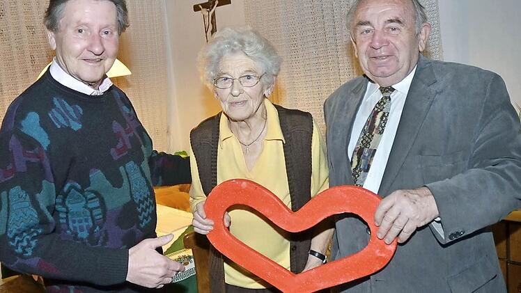 Maria Dauer hat ein Herz für arme Leute und spendete 500 Euro an 1000 Herzen. Dafür dankten Gerhard Burkert-Mazur (links) und Heinz Hausmann.  Foto: K.- H. Hofmann