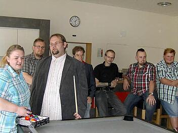 Jugendbeauftragte Stefanie Geist (links) mit Besuchern des Jugendtreffs Appendix im Haus der Generationen. Foto: Petra Malbrich/Archiv