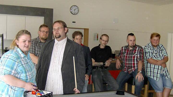 Jugendbeauftragte Stefanie Geist (links) mit Besuchern des Jugendtreffs Appendix im Haus der Generationen. Foto: Petra Malbrich/Archiv