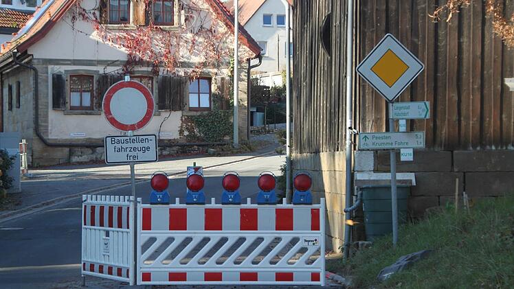 Noch ist die Döllnitzer Ortsdurchfahrt gesperrt. Spätestens ab dem kommenden Wochenende ist die Baumaßnahme abgeschlossen. Foto: Alexander Hartmann