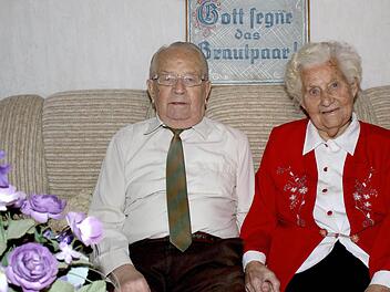 Johanna und Wilhelm Steppert sind seit 70 Jahren ein Herz und eine Seele. Am Mittwoch feiert das Ehepaar in Ebelsbach die seltene "Gnadenhochzeit." Viele Gratulanten überbringen Glückwünsche, darunter stellvertretender Landrat Michael Ziegler, Bürgermeister Walter Ziegler sowie Pfarrer Matthias Rusin.  Foto: Ralf Naumann