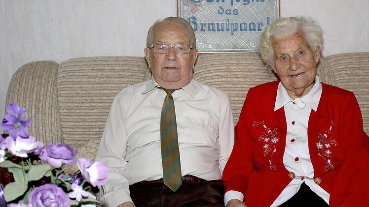 Johanna und Wilhelm Steppert sind seit 70 Jahren ein Herz und eine Seele. Am Mittwoch feiert das Ehepaar in Ebelsbach die seltene "Gnadenhochzeit." Viele Gratulanten überbringen Glückwünsche, darunter stellvertretender Landrat Michael Ziegler, Bürgermeister Walter Ziegler sowie Pfarrer Matthias Rusin.  Foto: Ralf Naumann