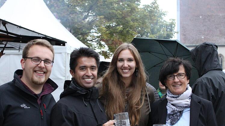 Gut gelaunt feierten trotz Regenschauer (von links) Tobias Engel, Edgar Islas, Anna Reuther und Christine Rieger.