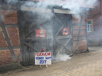 Mit einer außergewöhnlichen Werbeaktion machte die Feuerwehr Meschenbach auf die enge personelle Situation vieler Feuerwehren im Landkreis aufmerksam. Deshalb rauchte es aus einem landwirtschaftlichen Gebäude in Meschenbach am Wahlsonntag. Foto: Michael Stelzner